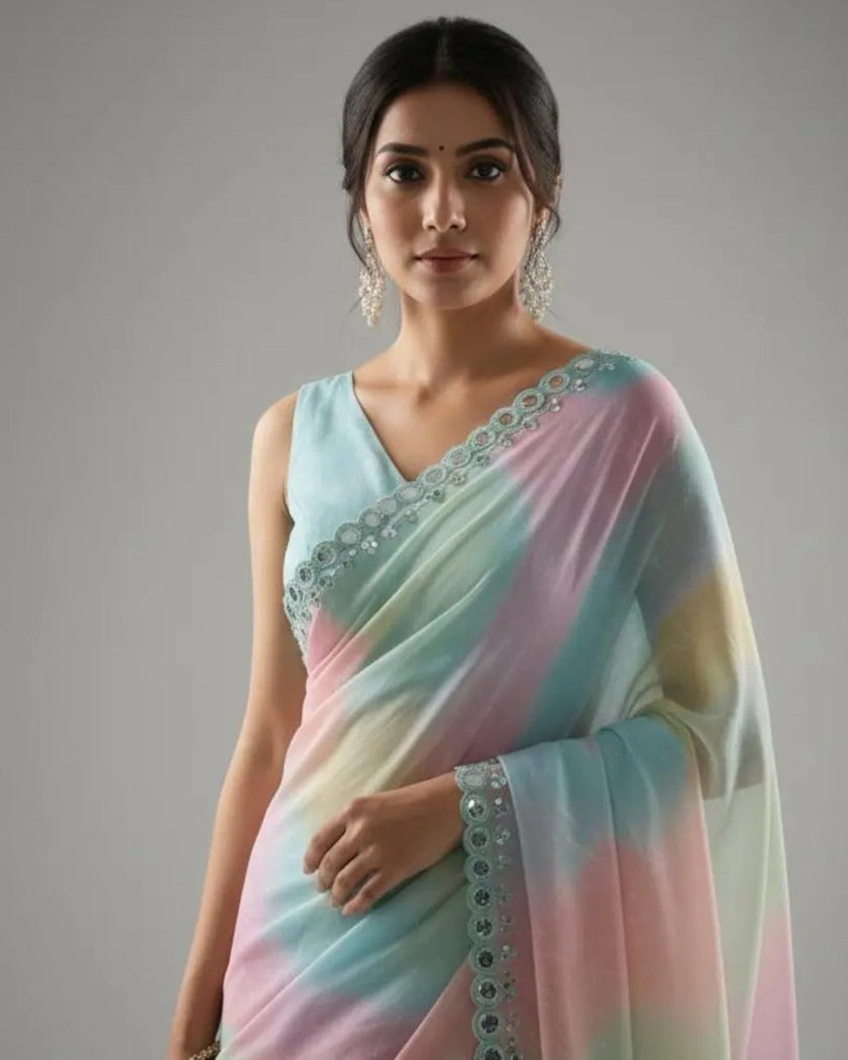 Leheriya saree pallu and mirror work border detail