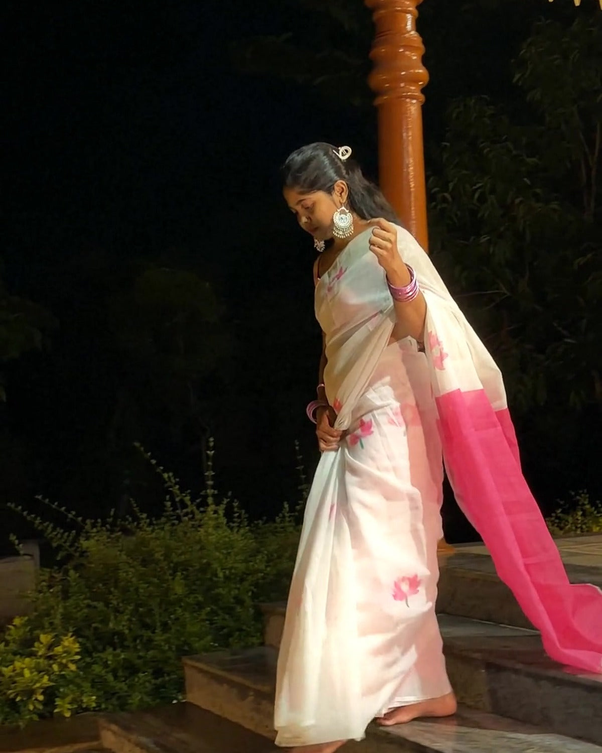 Full drape showing the deep pink pallu border